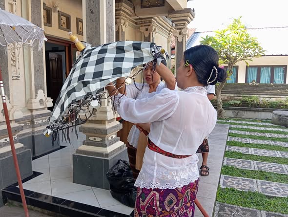 Melaksanakan Kegiatan Gotong Royong Persiapan Odalan dan Saraswati 
