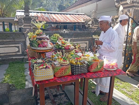 Sampun Memargi antar Piodalan lan Rahina Saraswati ring Padmasana Kantor Perbekel Pesedahan