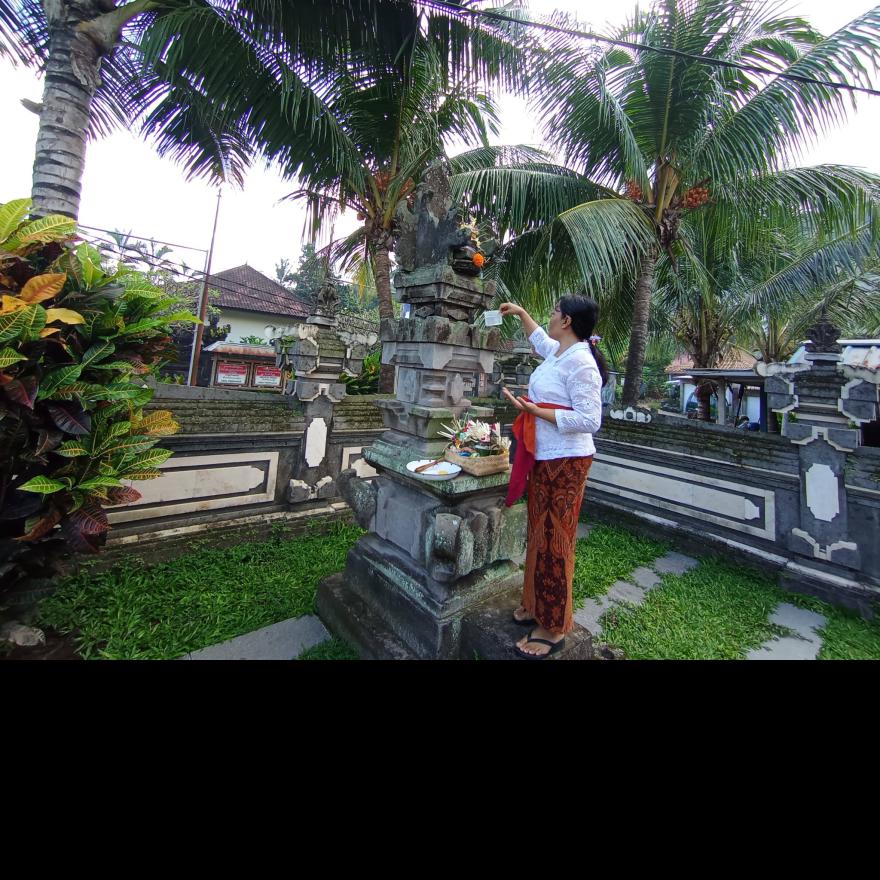 Melaksanakan Persembahyangan Rahina Tumpek Landep