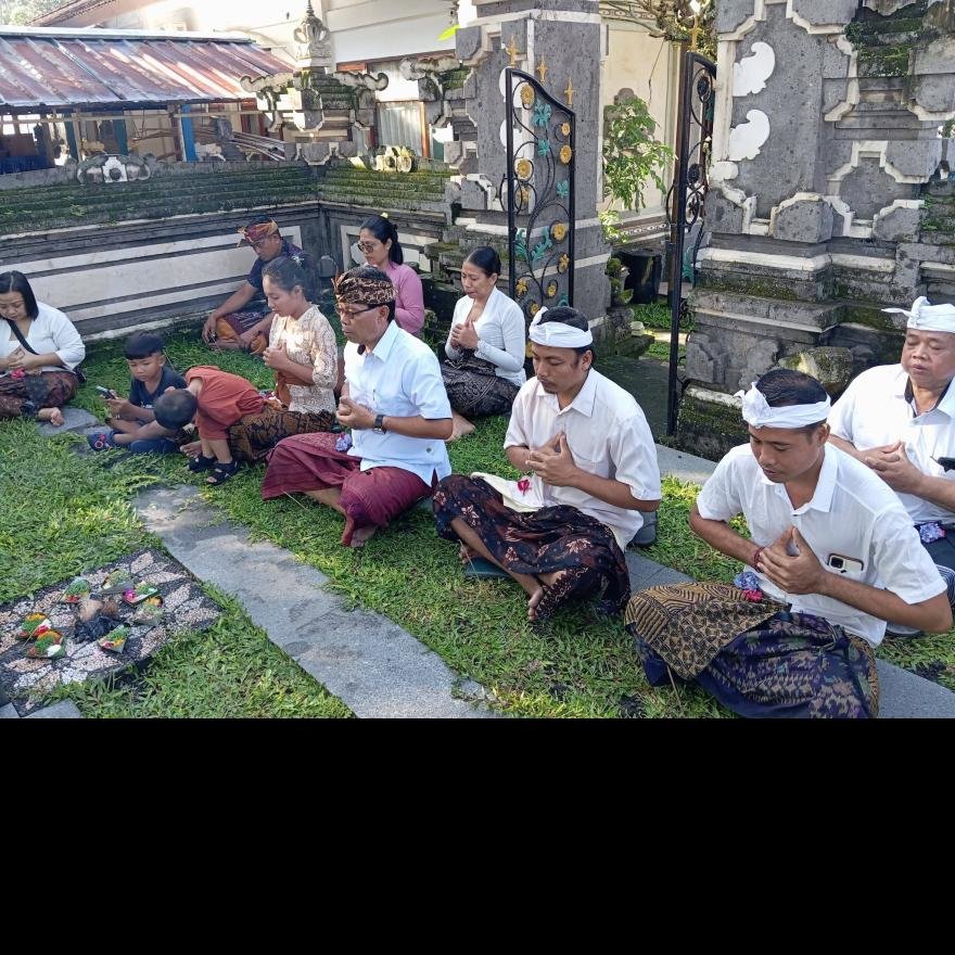 Pelaksanaan Persembahyangan Rahina Tumpek Wariga di Kantor Perbekel Desa Pesedahan