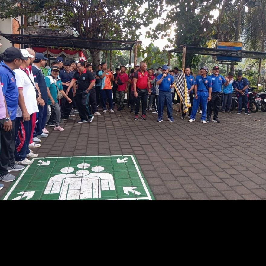 Mengikuti Jalan Santai dalam Rangka Memperingati HUT RI ke-81 Tahun 2026
