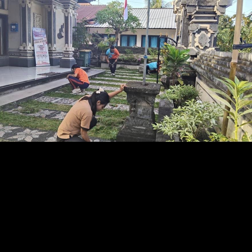 Kegiatan Jumat Bersih dan Gotong Royong di Lingkungan Kantor Perbekel